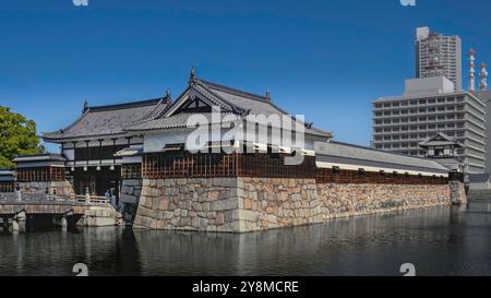 Hiroshima, Japan - 6. März 2018 - Burg Hiroshima, traditionelle japanische Architektur mit Ziegeldächern und Holzkonstruktionen und umliegendem Stein Stockfoto