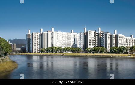 Hiroshima, Japan - 6. März 2018 - der Motomachi High-Rise Apartment Komplex befindet sich auf der anderen Seite des Flusses Ota und verfügt über moderne Architektur mit vielseitigen Elementen Stockfoto