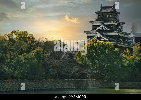 Hiroshima, Japan – 6. März 2018 – die Burg Hiroshima mit traditioneller Architektur wurde nach der Zerstörung durch die Atombombe wieder aufgebaut. Surro Stockfoto