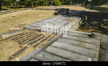 Hiroshima, Japan - 6. März 2018 - Überreste großer Steinstufen und Granitflächen des kaiserlichen Militärhauptquartiers, teilweise mit Gras bewachsen Stockfoto