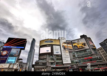 Dundas Square Yonge Street Toronto belebten Kreuzung Stockfoto