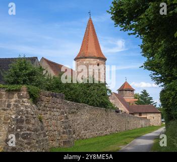 Historische mittelalterliche Stadtmauer der Stadt Wolframs-Eschenbach (Franken, Deutschland) Stockfoto