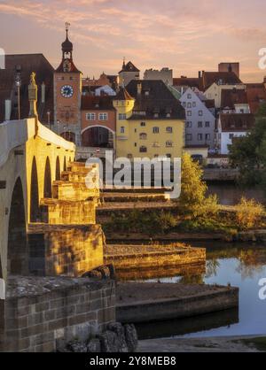 Historische Steinbrücke von Regensburg bei Sonnenuntergang Stockfoto