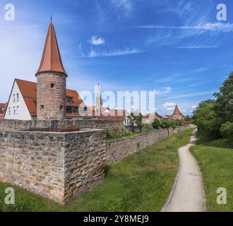 Historische mittelalterliche Stadtmauer der Stadt Wolframs-Eschenbach (Franken, Deutschland) Stockfoto