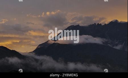 Bewölkte Stimmung bei Sonnenuntergang auf dem Mt. Kinabalu, dem höchsten Berg in Borneo Malaysia Stockfoto