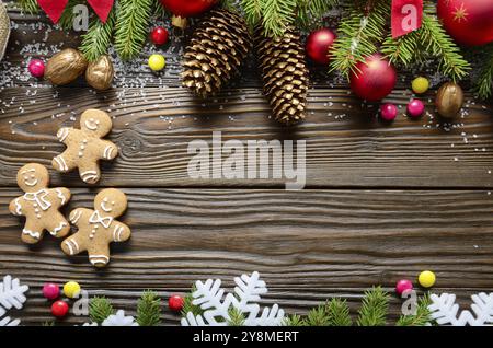 Flach Weihnachten Grenze Hintergrund von Zweigen, Christbaumkugeln, Lebkuchen Kekse und Süßigkeiten mit copy-Raum Stockfoto