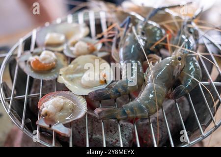 Rohe Garnelen und Jakobsmuscheln auf dem Grill Stockfoto