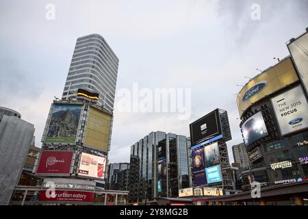 Dundas Square Yonge Street Toronto belebten Kreuzung Stockfoto