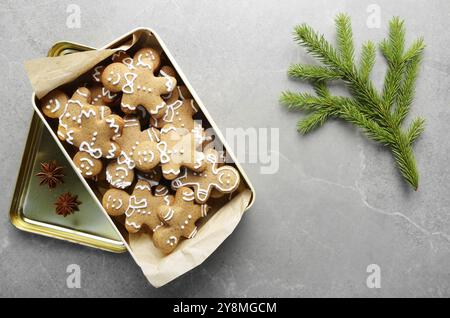 Flach Weihnachten Hintergrund mit cookie Box und tanne Palm auf steinernen Tisch Stockfoto