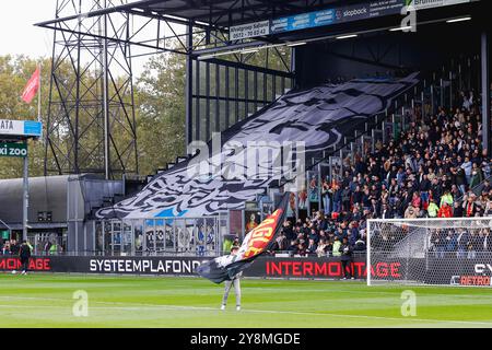 Deventer, Niederlande. Oktober 2024. DEVENTER, NIEDERLANDE - 6. OKTOBER: Fans von heracles almelo während eines niederländischen Eredivisie-Spiels zwischen Go Ahead Eagles und Heracles Almelo in de Adelaarshorst am 6. Oktober 2024 in Deventer, Niederlande. (Foto von Raymond Smit/Orange Pictures) Credit: Orange Pics BV/Alamy Live News Stockfoto