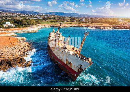 Verlassenes Schiffswrack von Edro III. An der Küste von Peyia in der Nähe von Paphos, Zypern. Historische Edro III Schiffswrack-Stätte am Ufer des Wassers in Zypern. Antenne V Stockfoto
