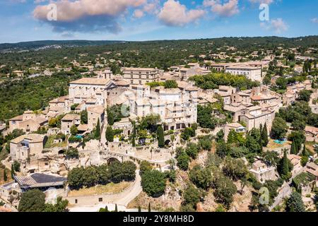 Blick auf Gordes, eine kleine typische Stadt in der Provence, Frankreich. Entdecken Sie das atemberaubende Dorf Gordes in der Provence an einem sonnigen Tag auf einem Hügel. Der antike Hügel Stockfoto