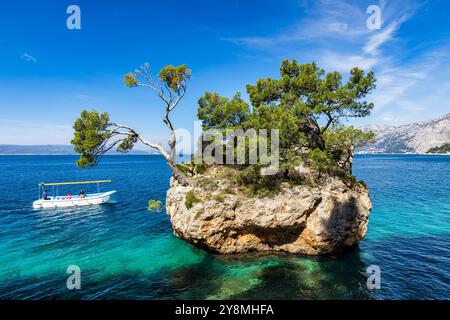 Kamen Brela Symbol der Stadt Brela an der Adriaküste Dalmatiens, Kroatien. Kam Brela, kleine berühmte Insel in Brela, Makarska Riviera, Dalmatien, Stockfoto