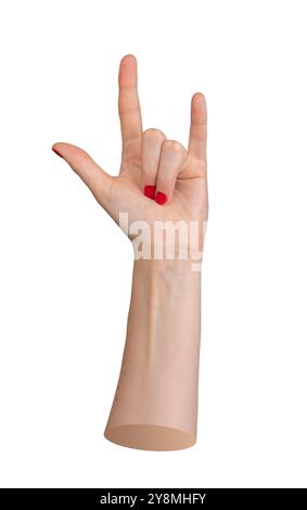 Die Frauenhand zeigt ein Rock-and-Roll-Schild mit rot polierten Nägeln, isoliert auf weißem Hintergrund. Geste symbolisiert Metal-Musik, Confidence und styl Stockfoto