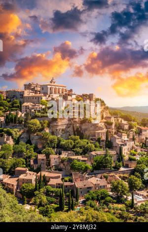 Blick auf Gordes, eine kleine typische Stadt in der Provence, Frankreich. Entdecken Sie das atemberaubende Dorf Gordes auf einem Hügel in der Provence. Das alte Dorf Gord auf einem Hügel Stockfoto