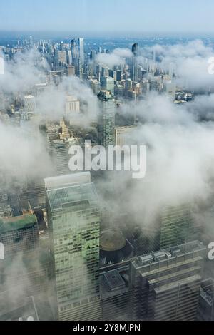 Blick auf Toronto von der Aussichtsplattform CN Tower an einem bewölkten Tag Stockfoto