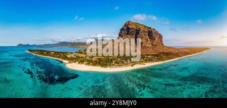 Strand mit Palmen und Sonnenschirmen am Strand Le morne in Mauriutius. Luxuriöser tropischer Strand und Le Morne Berg auf Mauritius. Le Morne Beach mit Kumpel Stockfoto