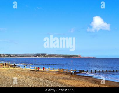 Die Flussmündung des Flusses exe blickt von Dawlish Warren in Richtung Exmouth und die Red Sandstone Cliffs der Jurassic Coast von East Devon, die sich entlang erstrecken Stockfoto