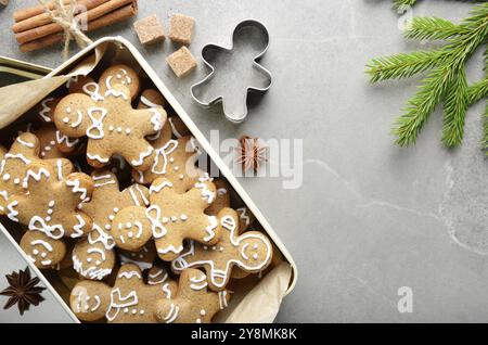 Flach Weihnachten Hintergrund mit Cookie box Tanne palm und Cutter ein Tisch aus Stein Stockfoto