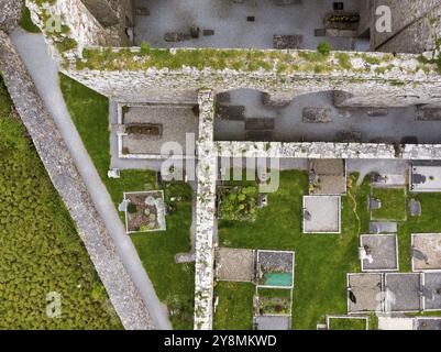 Friedhof und Kirchenruinen von oben Stockfoto