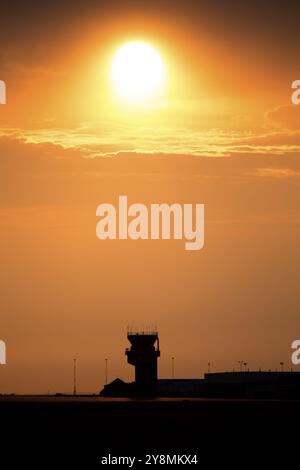 Sunset Orange Sillouette und Flug Tower Kanada Stockfoto