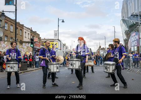 Eine Band unterhält die Fans, wenn sie vor dem 5. Woche Spiel New York Jets gegen Minnesota Vikings im Tottenham Hotspur Stadium, London, Großbritannien, am 6. Oktober 2024 (Foto: Craig Thomas/News Images) in , am 10.06.2024, ankommen. (Foto: Craig Thomas/News Images/SIPA USA) Stockfoto