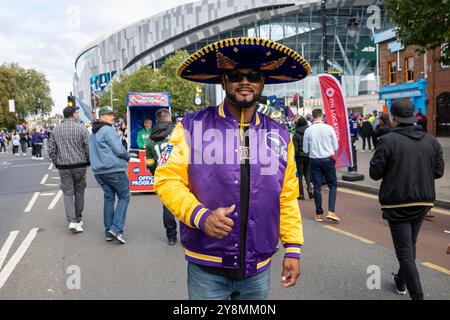 Die Fans kommen vor dem fünften Spiel der New York Jets gegen Minnesota Vikings im Tottenham Hotspur Stadium, London, Großbritannien, am 6. Oktober 2024 (Foto: Craig Thomas/News Images) in , am 10.06.2024. (Foto: Craig Thomas/News Images/SIPA USA) Stockfoto