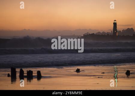 Die Walton-Leuchtturm und das Santa Cruz Harbor Licht beide hier abgebildet wie ein Sturm nähert Stockfoto