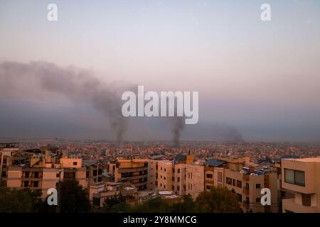 Beirut, Libanon. Oktober 2024. Sylvain Rostaing/Le Pictorium - Beirut am 6. Oktober nach einer Bombennacht - 06/10/2024 - Libanon/Beirut - Beirut am 6. Oktober nach einer Bombennacht wachte die libanesische Hauptstadt in dickem Rauch auf, 30 Angriffe von beispielloser Intensität fanden in den südlichen Vierteln und in der Nähe des Flughafens statt Credit: LE PICTORIUM/Alamy Live News Stockfoto