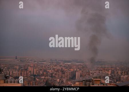 Beirut, Libanon. Oktober 2024. Sylvain Rostaing/Le Pictorium - Beirut am 6. Oktober nach einer Bombennacht - 06/10/2024 - Libanon/Beirut - Beirut am 6. Oktober nach einer Bombennacht wachte die libanesische Hauptstadt in dickem Rauch auf, 30 Angriffe von beispielloser Intensität fanden in den südlichen Vierteln und in der Nähe des Flughafens statt Credit: LE PICTORIUM/Alamy Live News Stockfoto