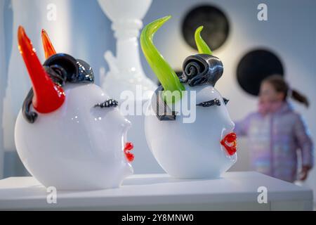 Novy Bor, Tschechische Republik. Oktober 2024. Ausstellung des XV. Internationalen Glassymposiums (IGS) in Novy Bor, Tschechische Republik, 5. Oktober 2024. Quelle: Radek Petrasek/CTK Photo/Alamy Live News Stockfoto