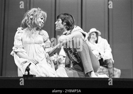 Judi Dench (Perdita), David Bailie (Florizel) in THE WINTER's STORY von Shakespeare bei der Royal Shakespeare Company (RSC), Aldwych Theatre, London WC2 02/07/1970 Design: Christopher Morley Beleuchtung: John Bradley Regie: Trevor Nunn Stockfoto