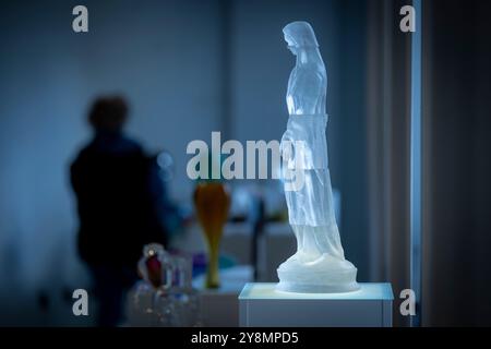 Novy Bor, Tschechische Republik. Oktober 2024. Ausstellung des XV. Internationalen Glassymposiums (IGS) in Novy Bor, Tschechische Republik, 5. Oktober 2024. Quelle: Radek Petrasek/CTK Photo/Alamy Live News Stockfoto