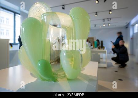 Novy Bor, Tschechische Republik. Oktober 2024. Ausstellung des XV. Internationalen Glassymposiums (IGS) in Novy Bor, Tschechische Republik, 5. Oktober 2024. Quelle: Radek Petrasek/CTK Photo/Alamy Live News Stockfoto