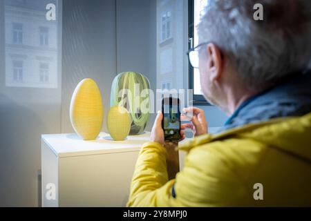 Novy Bor, Tschechische Republik. Oktober 2024. Ausstellung des XV. Internationalen Glassymposiums (IGS) in Novy Bor, Tschechische Republik, 5. Oktober 2024. Quelle: Radek Petrasek/CTK Photo/Alamy Live News Stockfoto