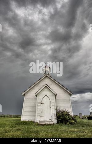 Alten Landkirche in Saskatchewan Kanada mit Gewitterwolken Stockfoto