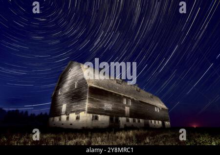 Night Barn Star Trails Farm Scene Saskatchewan Stockfoto