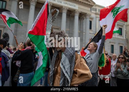 Madrid, Spanien. Oktober 2024. Demonstranten halten Fahnen während einer Kundgebung. Am Vorabend des einjährigen Jahrestags der Hamas-Angriffe am 7. Oktober 2023 fand eine neue Demonstration zur Unterstützung des palästinensischen und libanesischen Volkes auf den Straßen von Zentral-Madrid statt. Quelle: SOPA Images Limited/Alamy Live News Stockfoto