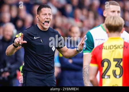 Deventer, Niederlande. Oktober 2024. DEVENTER, NIEDERLANDE - 6. OKTOBER: Schiedsrichter Jeroen Manschot brüllt während eines niederländischen Eredivisie-Spiels zwischen Go Ahead Eagles und Heracles Almelo in de Adelaarshorst am 6. Oktober 2024 in Deventer, Niederlande. (Foto von Raymond Smit/Orange Pictures) Credit: Orange Pics BV/Alamy Live News Stockfoto