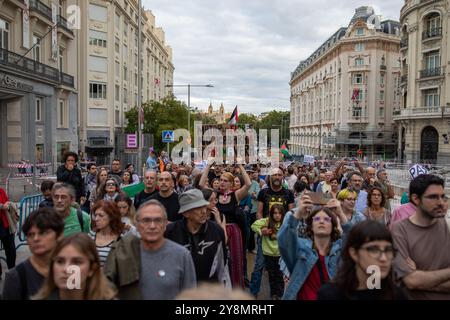 Madrid, Spanien. Oktober 2024. Eine Gruppe Demonstranten marschiert während einer Kundgebung auf die Straße. Am Vorabend des einjährigen Jahrestags der Hamas-Angriffe am 7. Oktober 2023 fand eine neue Demonstration zur Unterstützung des palästinensischen und libanesischen Volkes auf den Straßen von Zentral-Madrid statt. Quelle: SOPA Images Limited/Alamy Live News Stockfoto