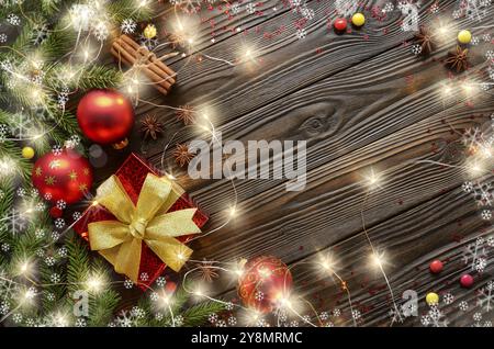 Flach top Blick auf Weihnachtskugel Hintergrund mit roter Geschenkbox, Glaskugeln, Lichterkette und tanne Zweige Stockfoto