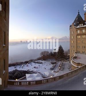 Hotel Macdonald Edmonton Sonnenaufgang über dem nebligen Tal Stockfoto