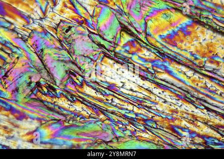 Kupfersulfat unter dem Mikroskop, bei 80-facher Vergrößerung und in polarisiertem Licht. Kupfersulfat wird in vielen Bereichen der Medizin, der Landwirtschaft und der Industrie eingesetzt Stockfoto