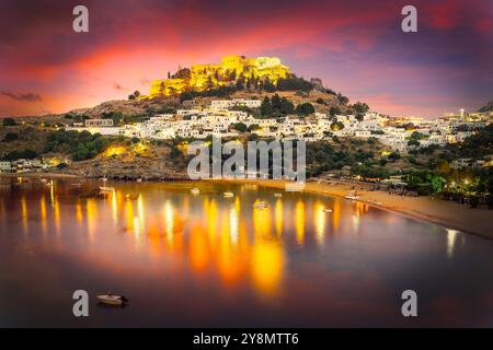 Abendlicher Blick auf Lindos, Akropolis im Hintergrund, Rhodos, Griechenland Stockfoto