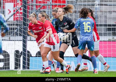 Rotterdam, Niederlande. Oktober 2024. ROTTERDAM, NIEDERLANDE - 6. OKTOBER: Femke Liefting von AZ Alkmaar hält den Ball, Manique de Vette von AZ Alkmaar während des niederländischen Eredivisie-Spiels zwischen Feyenoord und FC Twente im Stadion Feijenoord am 6. Oktober 2024 in Rotterdam, Niederlande. (Foto von Peter Lous/Orange Pictures) Credit: Orange Pics BV/Alamy Live News Stockfoto