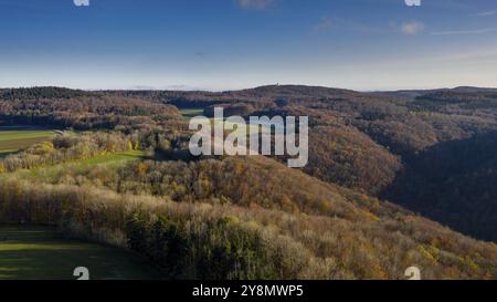 Im Spätherbst sind viele Bäume bereits frei von Blättern und die Landschaft bereitet sich auf den Winter vor Stockfoto