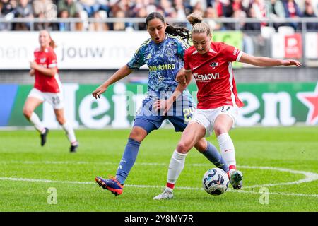 Wijdewormer, Niederlande. Oktober 2024. WIJDEWORMER, NIEDERLANDE - 6. OKTOBER: Daliyah de Klonia von AFC Ajax kämpft im AFAS Stadion am 6. Oktober 2024 in Wijdewormer, Niederlande, um den Besitz mit Ilvy Zijp von AZ Alkmaar. (Foto von Ed van de Pol/Orange Pictures) Credit: Orange Pics BV/Alamy Live News Stockfoto