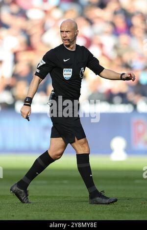 London, Großbritannien. Oktober 2024. Schiedsrichter Anthony Taylor mit seiner Pfeife während des Spiels West Ham United FC gegen Ipswich Town FC English Premier League im London Stadium, London, England, Großbritannien am 5. Oktober 2024 Credit: Every Second Media/Alamy Live News Stockfoto