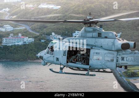 OKINAWA, Japan (27. September 2024) U.S. Marine Corps Captain Joseph Smolenski, links, ein UH-1Y Gift Pilot, und Sgt. Andrew Aguirre, ein UH-1Y Gift Crew Chief Stockfoto