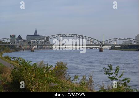 Köln Stadtansicht, Rhein mit Südbrücke, im Hintergrund Rheinauhafen mit Kranhäusern und die Spitzen des Kölner Dom *** Kölner Stadtansicht, Rhein mit Südbrücke, im Hintergrund Rheinauhafen mit Kranhäusern und den Spitzen des Kölner Doms Stockfoto